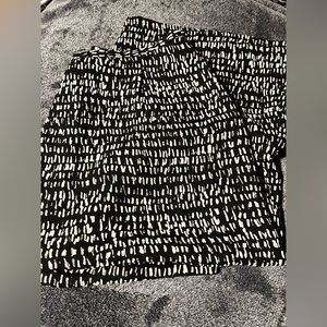 Liz Claiborne, collection petite, women’s black and white long skirt. Size 10P